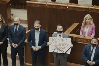 Vzkaz slovenských novinářů do Česka: Pokud ještě můžete zesílit svůj odpor, zesilte ho - Novinky